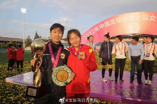 在年夜雨瓢泼的礼拜五，帕克夫人（Kassie Wesley DePaiva 饰）俄然身体不适，颠仆路旁的水坑中疾苦死往。该事务给她的家人以不小的冲击，三个孩子伊莉丝（安拜·柴尔德斯 Ambyr Childers 饰）、萝丝（朱莉娅·加纳 Julia Garner 饰）和罗瑞（Jack Gore 饰）哀伤不已，男主人弗兰克（比尔·萨奇 Bill Sage 饰）却仿佛非分特别震动。在孩子们的眼里，爸爸是登峰造极权利的意味，女孩们巴望像同龄人一样欢愉自由成长，却无奈必需从命爸爸的号令。覆盖在淡淡哀痛中的帕克家，埋没着使人不敢直视的可骇奥秘，一今日记揭露着家族注定被谩骂的命运和汗青。与此同时，小镇四周的生齿掉踪事务和不测被洪水冲出的手指骨，引发了有心人的存眷，帕克家的奥秘行将年夜白日下……